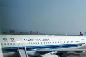 乘客误开舱门放滑梯 十几万没了图片