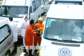 救护车被堵在路上要出人命 农民工危急时刻出手仗义相助视频封面