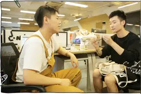 翻包行动！时尚男编辑的包包里都装了些什么？！