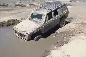 女司机把越野车直接开进泥潭里，男友看到直接破口大骂视频封面