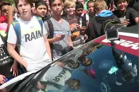 哥哥开着兰博基尼去学校接弟弟放学，同学当场蒙圈了！视频封面