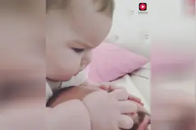 小宝宝睡醒后狠狠抓着爸爸的脸，看爸爸大叫还一巴打下去，真逗！视频封面