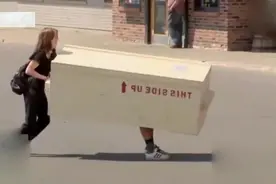 外国恶搞视频：闹钟声吓哭顾客宝宝，结果悲剧了视频封面