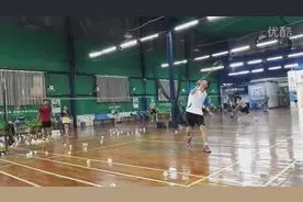 跟专业的教练学羽毛球反手后场接球技巧！进步十足！