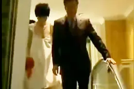 郭台铭、刘嘉玲牵手照曝出，两人共同现身被媒体围堵