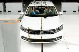 不要再问我全新大众帕萨特安全性如何，看完碰撞测试后你就知道视频封面