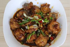 猪眼这么吃才是最美味的，虽然不好看，但对老花眼有益！