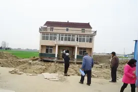 大叔为了不拆迁，采用乾坤大挪移将房子平移，花费12万元才完成视频封面