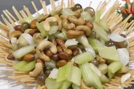 跟饭店老板大厨学广东特色小炒——珍珠马蹄炒三果视频封面