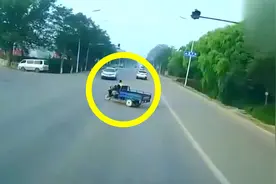 三轮车大爷装傻充楞，大货车都饶恕他了还是没能逃过视频封面