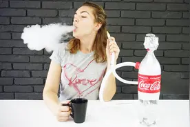 漂亮女孩教你用塑料瓶制作水烟，在街上抽回头率100%，太酷了