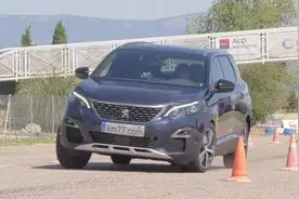 麋鹿测试：标致5008 vs 福特锐界，看完你就知道谁的操控好了！视频封面