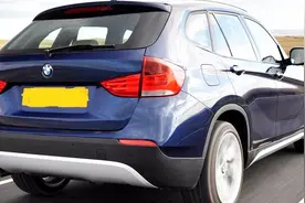 豪华SUV宝马X1，内饰用料吊打奥迪Q3，网友：坐等降价！视频封面