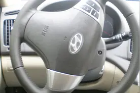 汽车方向盘突然锁死，钥匙也拧不动，不要着急，这一招轻松解决