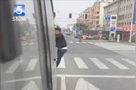 江苏南通：大巴乘客中途欲下车 竟疯狂拔走车钥匙 还悬挂在车外！