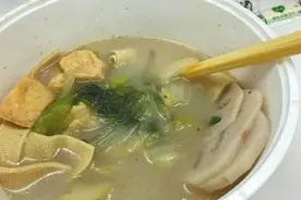 美团订餐吃出多只虫子 索赔2000元遭拒图片