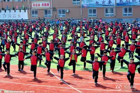 河南一小学学生课间练武术有模有样图片