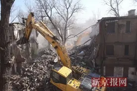 天坛简易楼拆除 为防止有碎石子弹落楼周边安了一圈挡板图片