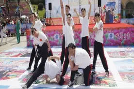 深圳“世界之窗”举办风车节青春团体舞大赛图片