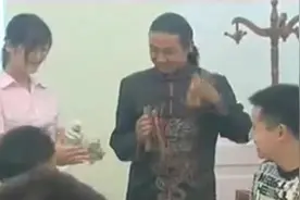 豫剧：莲花落杨晓琼师父姬银龙，在酒店为客人演出，喊着要给钱！