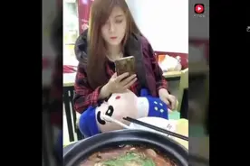 女朋友你的手在干什么啊，没有啊我在看手机啊