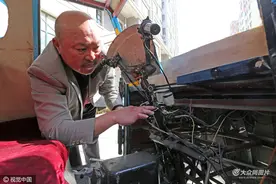 潍坊退休老人“变废为宝”组装创意电动车(/5)图片