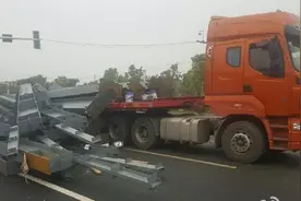 湖南衡阳一货车钢板掉落 已出警救援图片