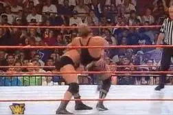 WWE奥斯汀的脖子是怎么断的呢？Brock怎么打爆大秀哥的？图片