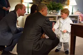 这样潮帅的英国乔治王子也是没sei了  穿“浴袍”会见奥巴马图片