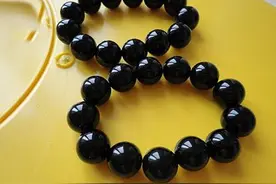 来自天上的其貌不扬的黑珠，竟是稀有陨石制成图片