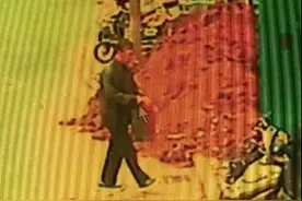 昨天买雨衣的男顾客  三轮车合格证还在你那儿吗？图片