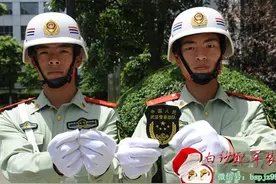 武警水电二总队官兵“五一”启用新标志服饰图片