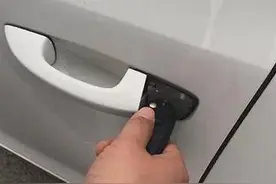 车钥匙不小心被锁在车内，真的只能砸窗吗？图片