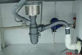 厨房下水管没装好，自己倒霉还影响邻里！图片