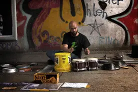 破铜烂铁能做什么？看看这个街头牛人的打击乐！请收下我的膝盖！图片