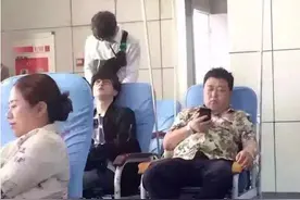 国民段子手薛之谦录节目生病挂急诊，网友：别太拼我养你！图片