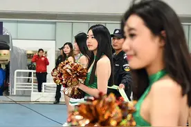 文明观球！美女啦啦队火辣吊带装助阵亚冠 侧颜美cry！图片