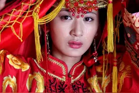 大婚当天门口来了一个乞丐，老婆给她磕头喊了一声“妈”！图片