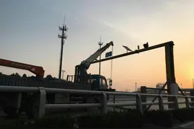 紧急提醒：郑州两天之内限高杆三次被撞！图片