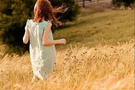 经常带着闺密和男友一起约会 ，没想到他俩做的事情让我哇哇大哭图片