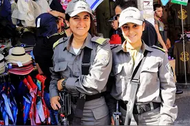 实拍以色列养眼女兵带枪逛市场图片