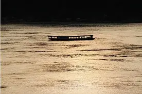 当鱼儿合力把落水者救起后，当地人对它们的态度也变了图片