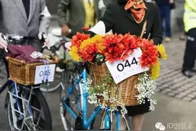 复古自行车，竹编车筐，放满鲜花，去春游啦~图片