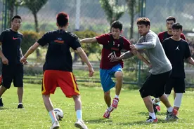 篮球——篮球国手踢足球图片