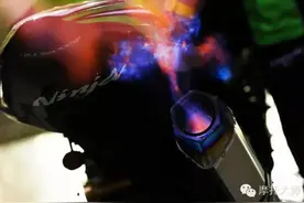 那一拧油门，能否点燃男孩心中的机车火焰图片
