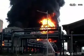 上海金山消防官兵驰援靖江大火，连夜鏖战“火魔”图片