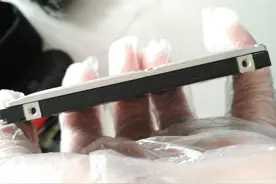 小米路由R1D拆机不好拆？不敢拆？这里有拆解后的图片。图片