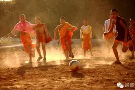 实拍 中缅边境 那些痴迷足球的和尚们图片