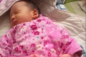 产后第5天，几乎天天身上都是湿的，宝妈月子洗头洗澡吗？图片