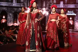 巴基斯坦婚礼时装周－－设计师亚斯明·扎曼时装秀图片